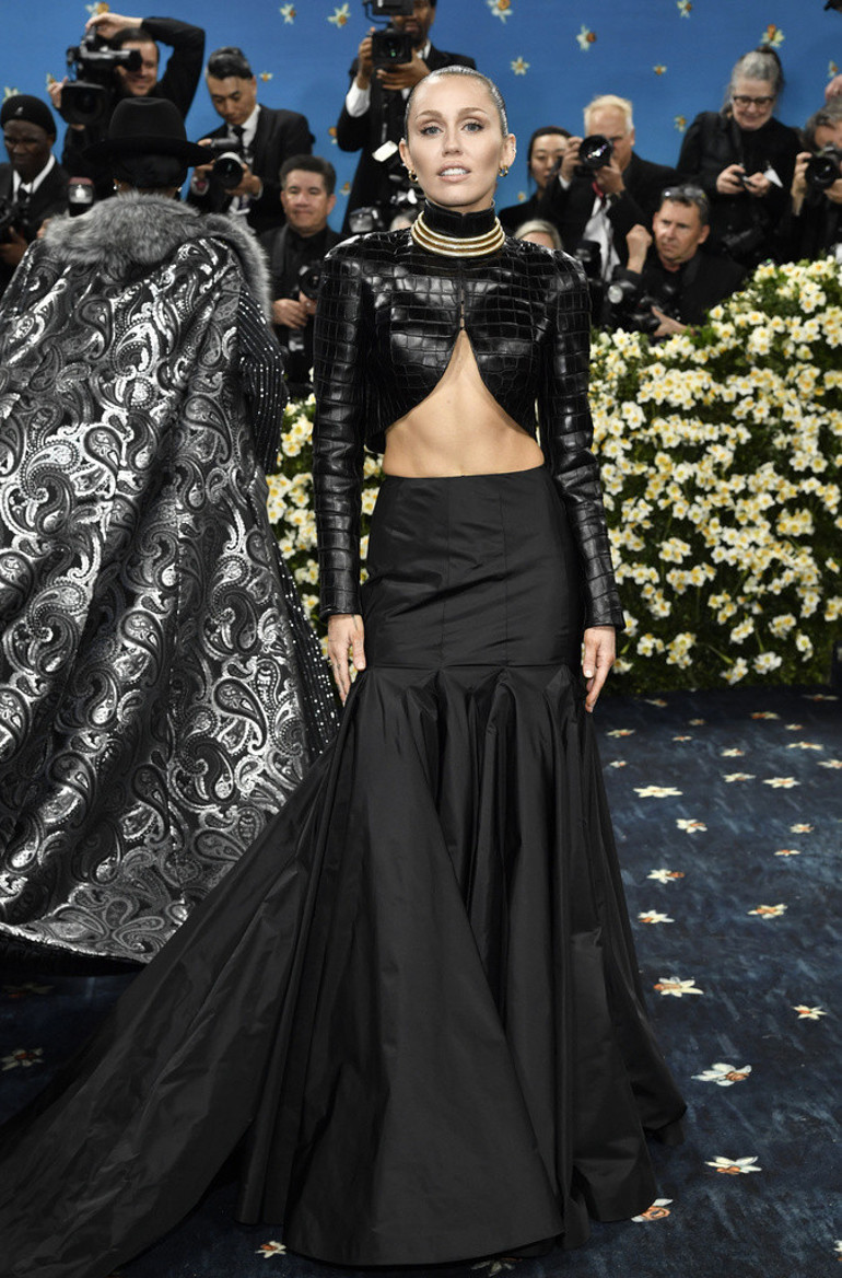 Met Gala 2025: Yılın davetinde sürpriz dolu unutulmaz anlar… Kırmızı halıya karnı burnunda gelenler, makyajsız çıkanlar ve aşkını ilan edenler