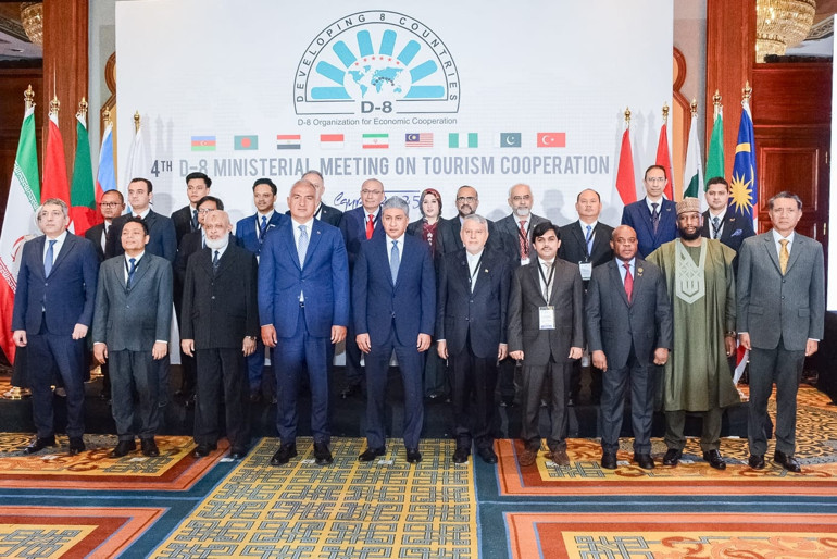 Turizm Bakanı Ersoy D-8 toplantısı için Kahireye gitti: Antalya 2025 Yılı Turizm Şehri seçildi
