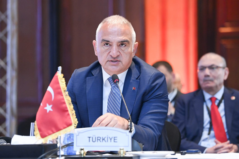 Turizm Bakanı Ersoy D-8 toplantısı için Kahireye gitti: Antalya 2025 Yılı Turizm Şehri seçildi