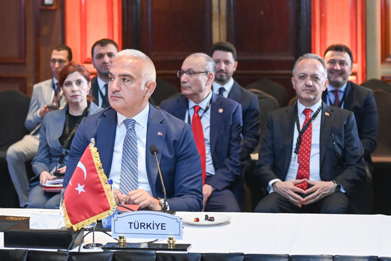 Turizm Bakanı Ersoy D-8 toplantısı için Kahireye gitti: Antalya 2025 Yılı Turizm Şehri seçildi