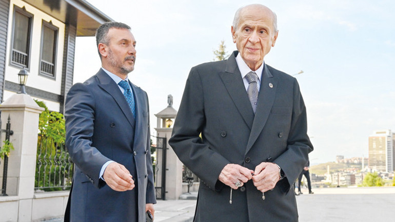 Eline mikrofon alan kendini gazeteci görüyor