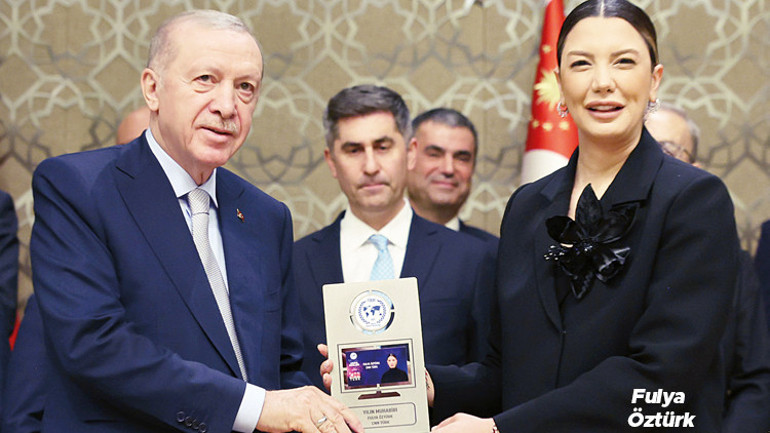 Eline mikrofon alan kendini gazeteci görüyor