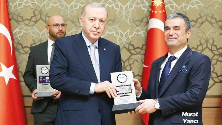 Eline mikrofon alan kendini gazeteci görüyor