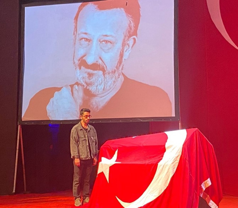 Usta sanatçı Naşit Özcana veda... Eşi tabutunu öperek uğurladı