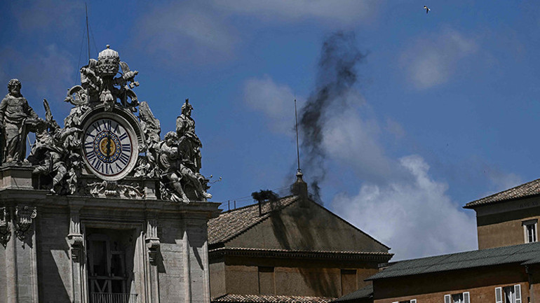 Gözler Vatikanda: Siyah duman yükseldi