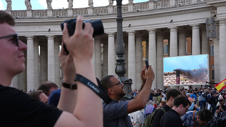 Gözler Vatikanda: Siyah duman yükseldi