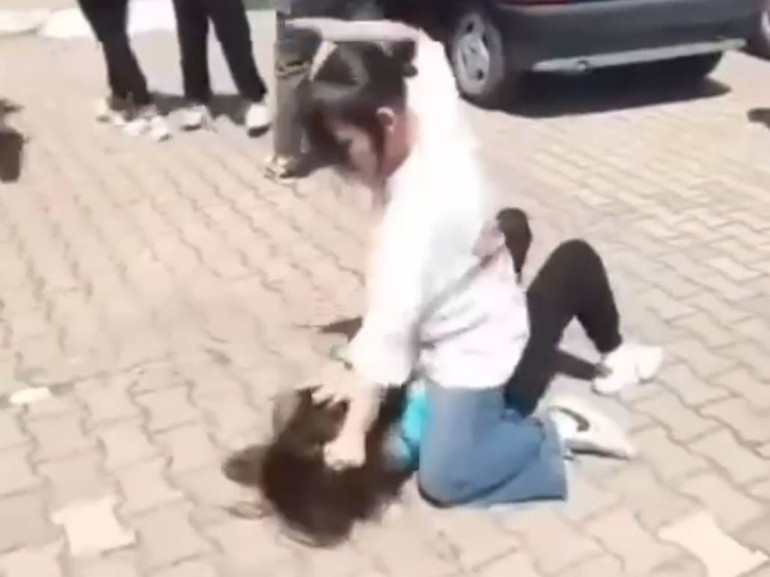 Türkiye bu görüntüleri konuşuyor 7 kız öğrenci, liseli Elifi feci şekilde darbetti... Sivasın ardından Bursada benzer olay