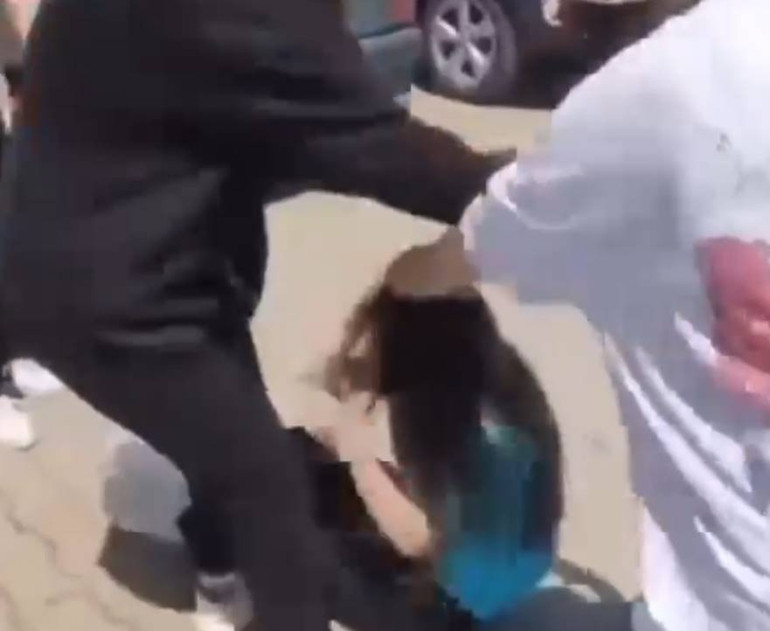 Türkiye bu görüntüleri konuşuyor 7 kız öğrenci, liseli Elifi feci şekilde darbetti... Sivasın ardından Bursada benzer olay