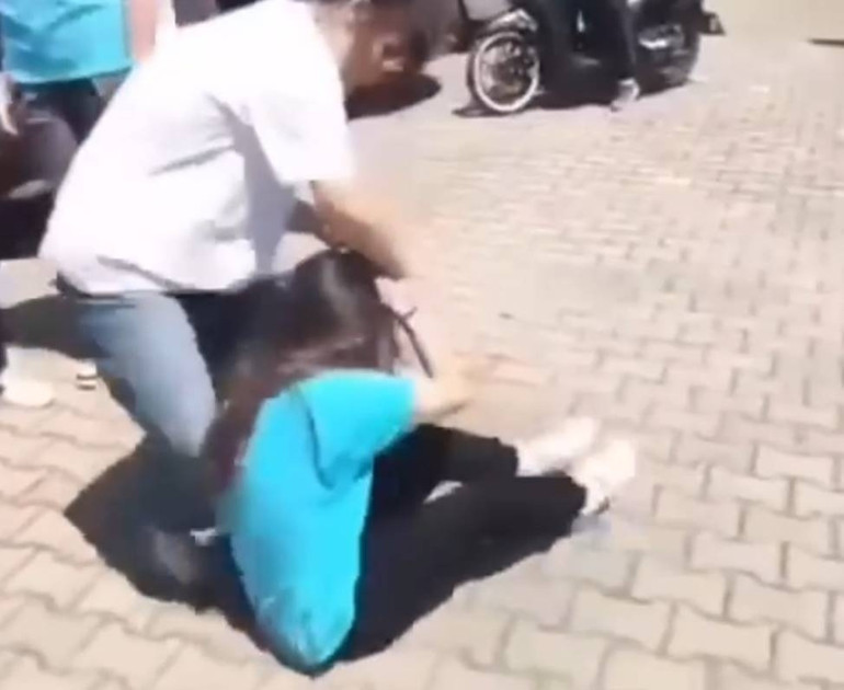 Türkiye bu görüntüleri konuşuyor 7 kız öğrenci, liseli Elifi feci şekilde darbetti... Sivasın ardından Bursada benzer olay