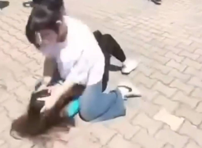 Türkiye bu görüntüleri konuşuyor 7 kız öğrenci, liseli Elifi feci şekilde darbetti... Sivasın ardından Bursada benzer olay