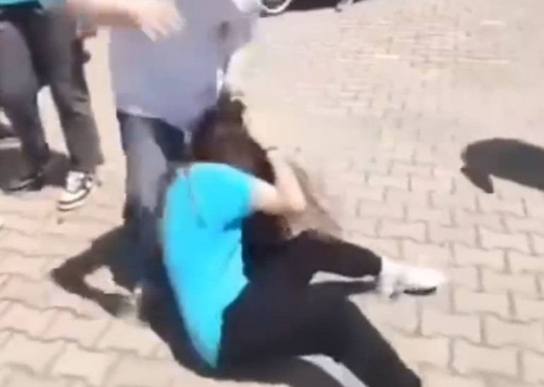 Türkiye bu görüntüleri konuşuyor 7 kız öğrenci, liseli Elifi feci şekilde darbetti... Sivasın ardından Bursada benzer olay