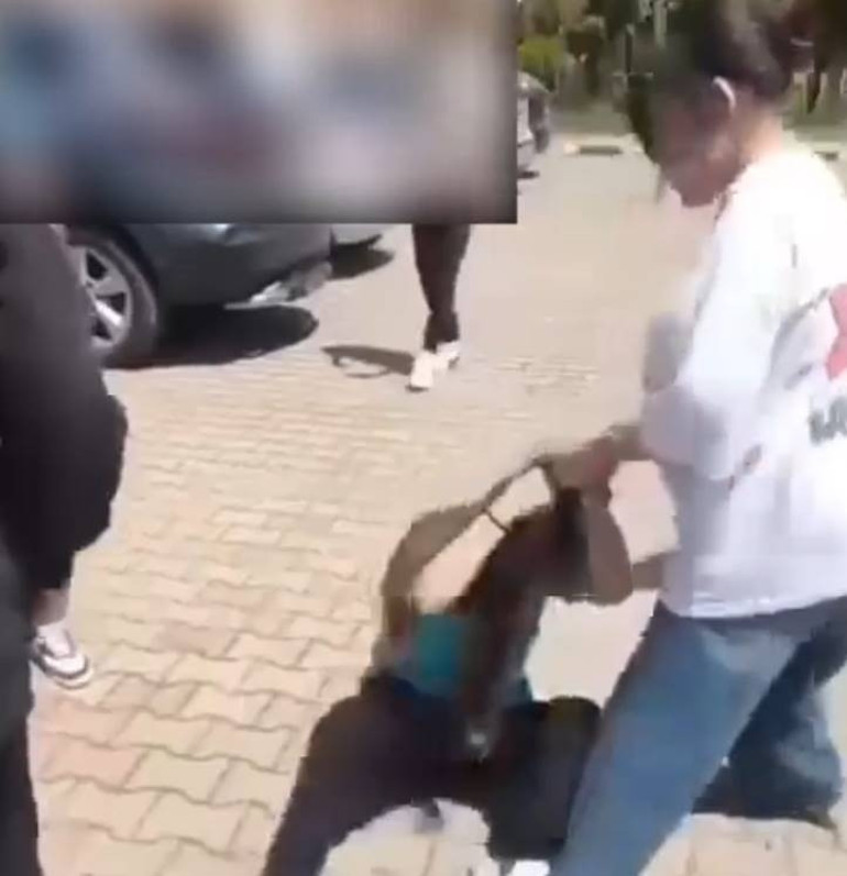 Türkiye bu görüntüleri konuşuyor 7 kız öğrenci, liseli Elifi feci şekilde darbetti... Sivasın ardından Bursada benzer olay