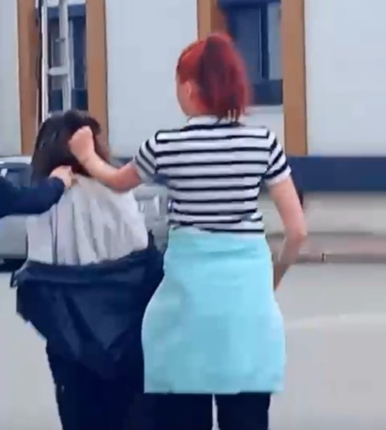 Türkiye bu görüntüleri konuşuyor 7 kız öğrenci, liseli Elifi feci şekilde darbetti... Sivasın ardından Bursada benzer olay