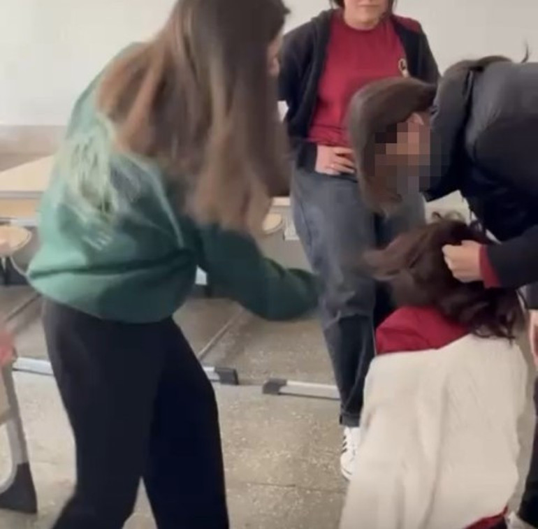 Türkiye bu görüntüleri konuşuyor 7 kız öğrenci, liseli Elifi feci şekilde darbetti... Sivasın ardından Bursada benzer olay