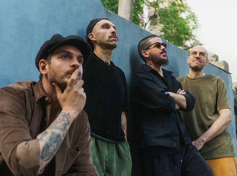 Müziğin ritmine kulak ver