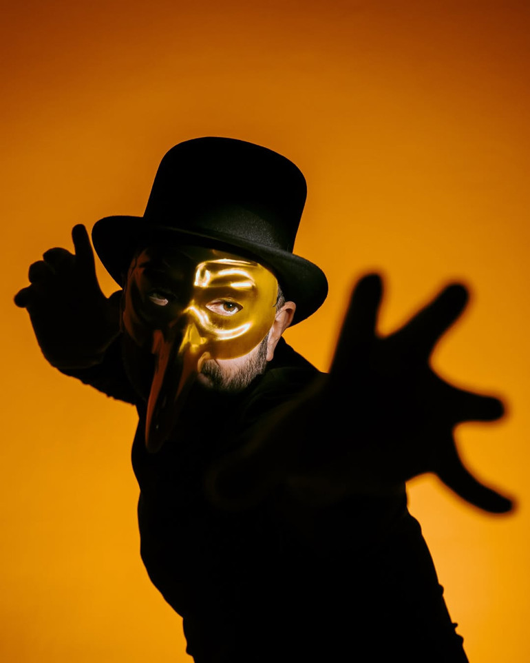 Müziğin ritmine kulak ver