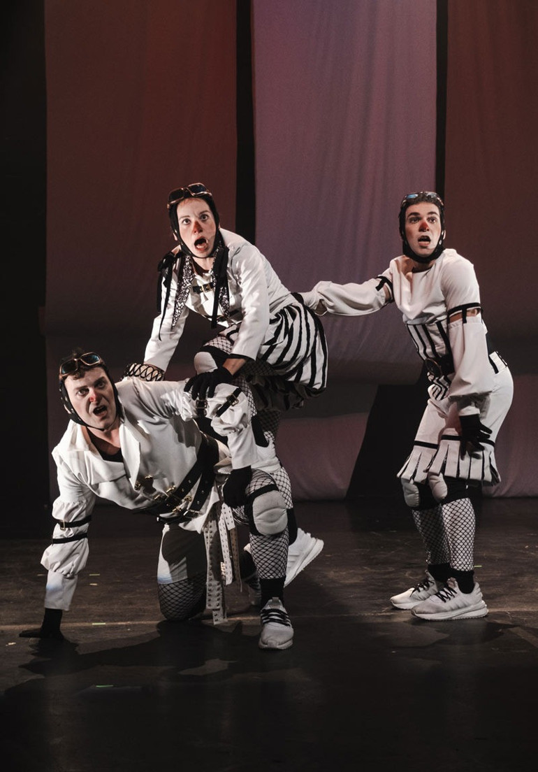 Müziğin ritmine kulak ver