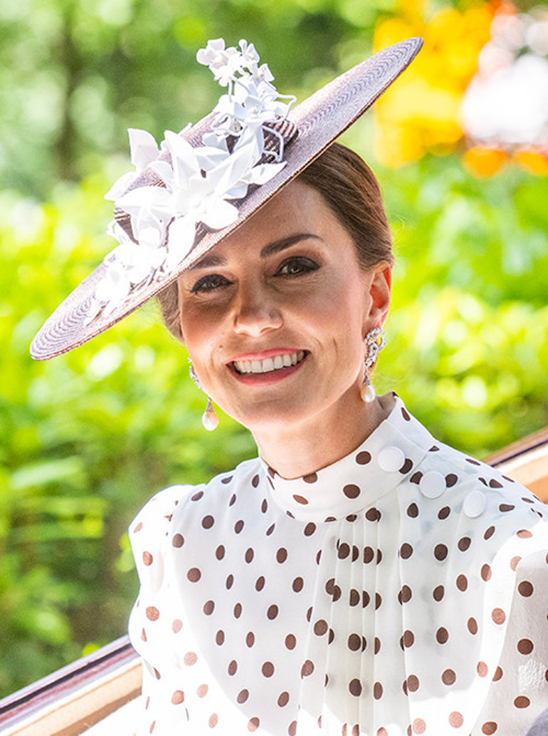 Kanserle boğuştuğu günlerin açısını çıkarıyor.... 37 yıl öncesine selam... Rahmetli görse gözleri dolardı