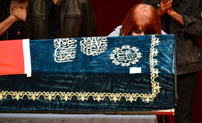 Usta sanatçı Naşit Özcana veda... Eşi tabutunu öperek uğurladı