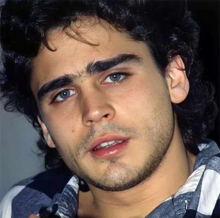 Yürek yakan kara haberi uzaklardan gelmişti... Büyük aşkı yeni yaşını onsuz kutladı... Seni çaresizce özlüyorum