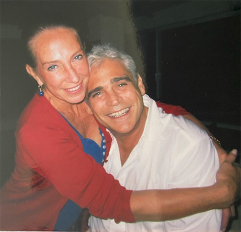 Yürek yakan kara haberi uzaklardan gelmişti... Büyük aşkı yeni yaşını onsuz kutladı... Seni çaresizce özlüyorum