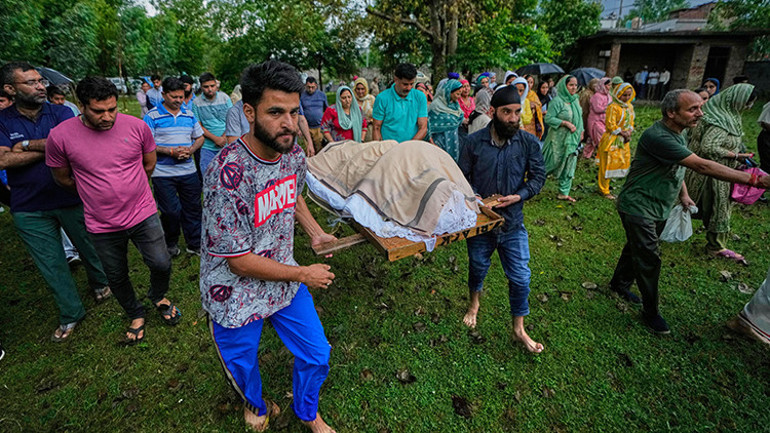 Son dakika... Güney Asyada gerilim tırmanıyor: Hindistan ve Pakistandan karşılıklı saldırı suçlaması Keşmirde tahliyeler başladı