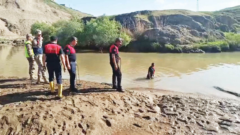 Çocuklar ölüme kulaç attı