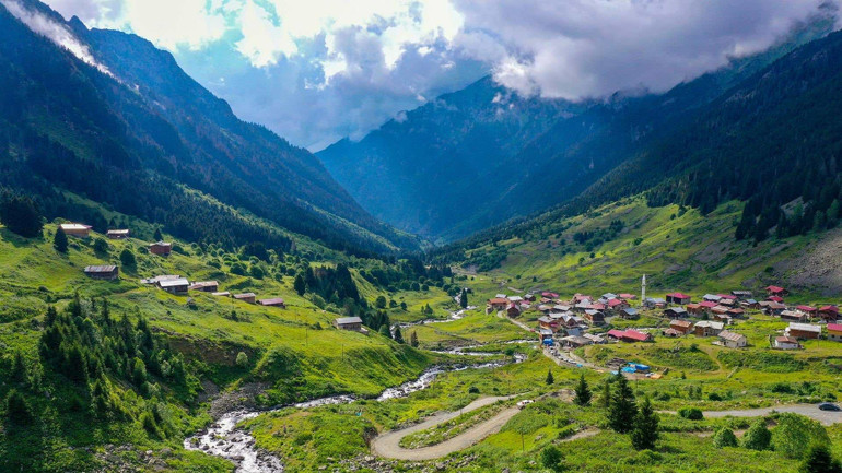 Rize Valisi Hürriyet’e anlattı: Dolomit, Queenstown, Banff şimdi de Kaçkar…