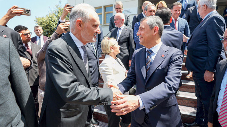 Özgür Özel: Ülkenin çıkışı hukuktadır