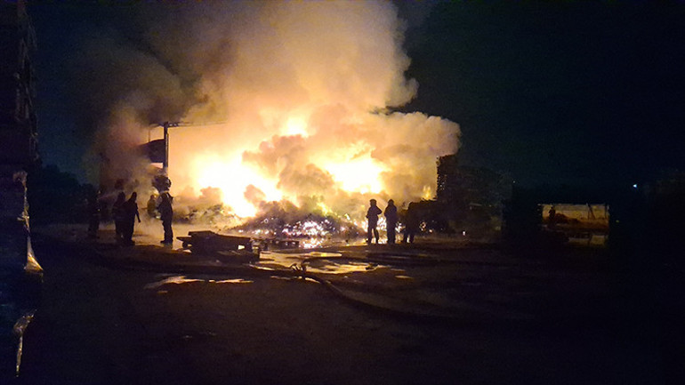 Bursada, palet fabrikasındaki yangın