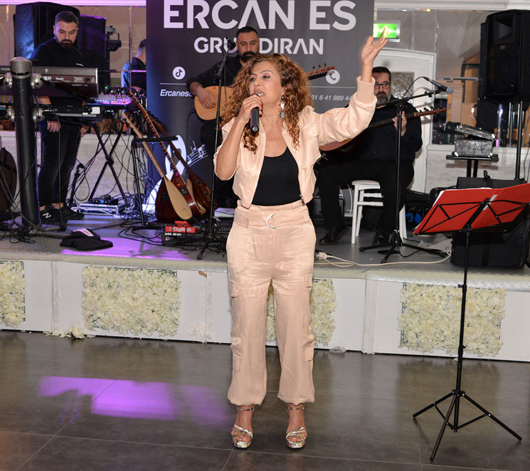 Hollanda’da kültür şöleni Mendiller sallandı, halaylar çekildi