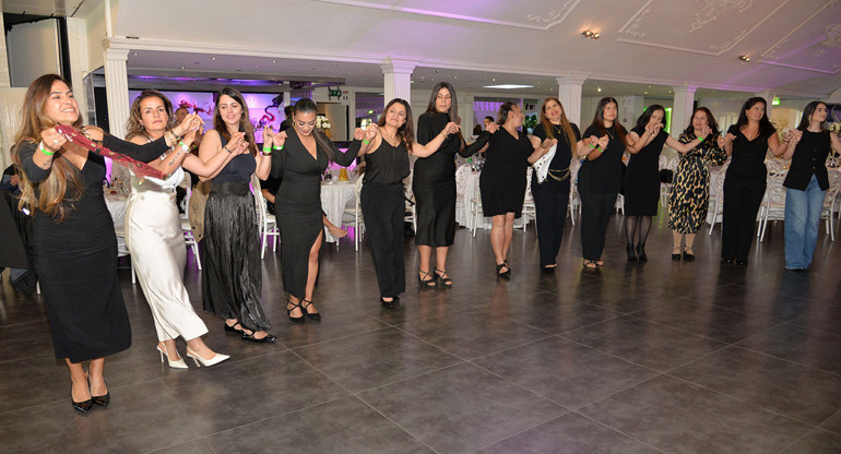 Hollanda’da kültür şöleni Mendiller sallandı, halaylar çekildi