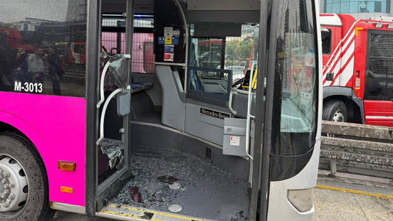Son dakika... Beylikdüzünde metrobüs kazası: 1 kişi hayatını kaybetti, 54 yaralı