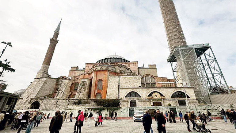 Kültür ve Turizm Bakanı Ersoy: “Depreme karşı ortak miras seferberliğindeyiz”... Onarılmasa belki de Kız Kulesi çökmüştü