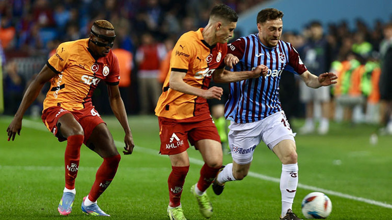 Trabzonspor-Galatasaray maçını Fırat Aydınus ve Uğur Meleke değerlendirdi Pozisyon ofsayt mı faul mü VAR, orta hakemi çağırarak hata mı yaptı