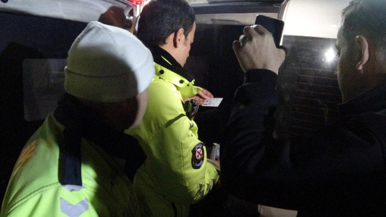 Yaptığını gören polisler şaşkına döndü: Ehliyetine 2060 yılına kadar el konuldu