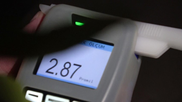 Yaptığını gören polisler şaşkına döndü: Ehliyetine 2060 yılına kadar el konuldu