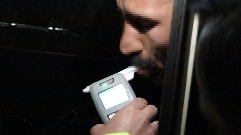 Yaptığını gören polisler şaşkına döndü: Ehliyetine 2060 yılına kadar el konuldu