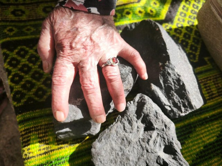 Tuncelide yaşlı kadının bahçesine düştü | Anneler Gününde hediye yağdı başımıza