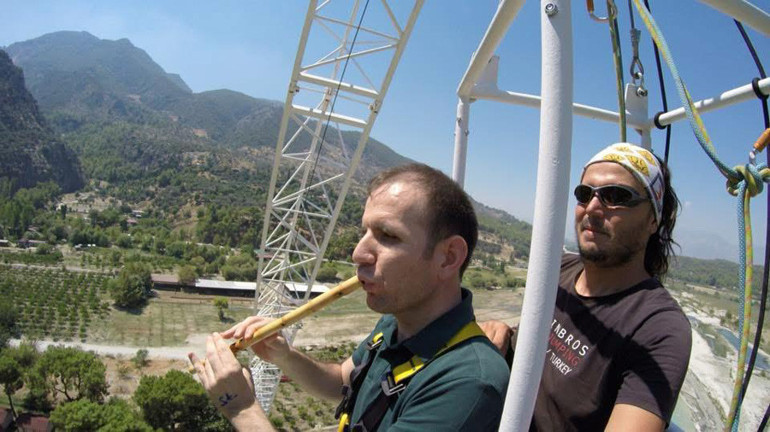 Dünyası müzik ve eğitimle aydınlanıyor... Nota okuyamazsın dediler öğretmen ve müzisyen oldu