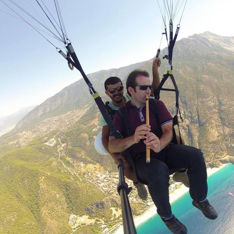 Dünyası müzik ve eğitimle aydınlanıyor... Nota okuyamazsın dediler öğretmen ve müzisyen oldu