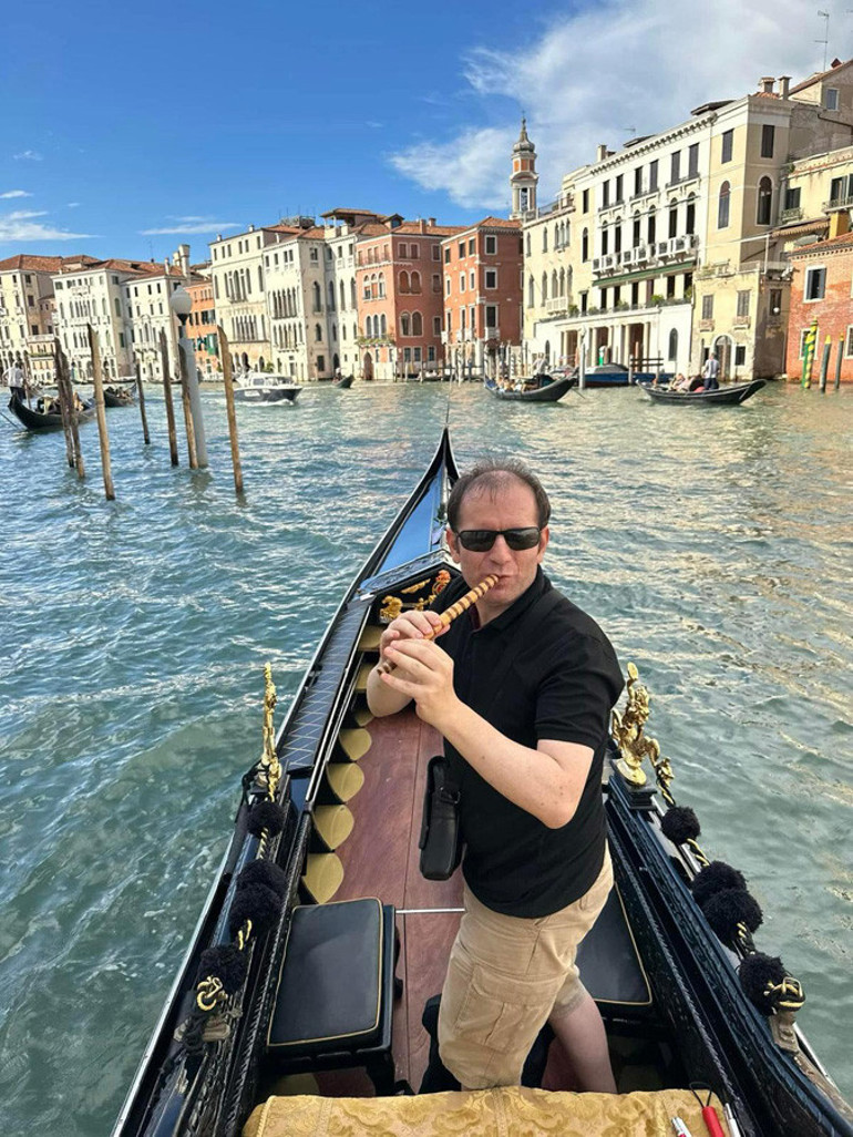 Dünyası müzik ve eğitimle aydınlanıyor... Nota okuyamazsın dediler öğretmen ve müzisyen oldu