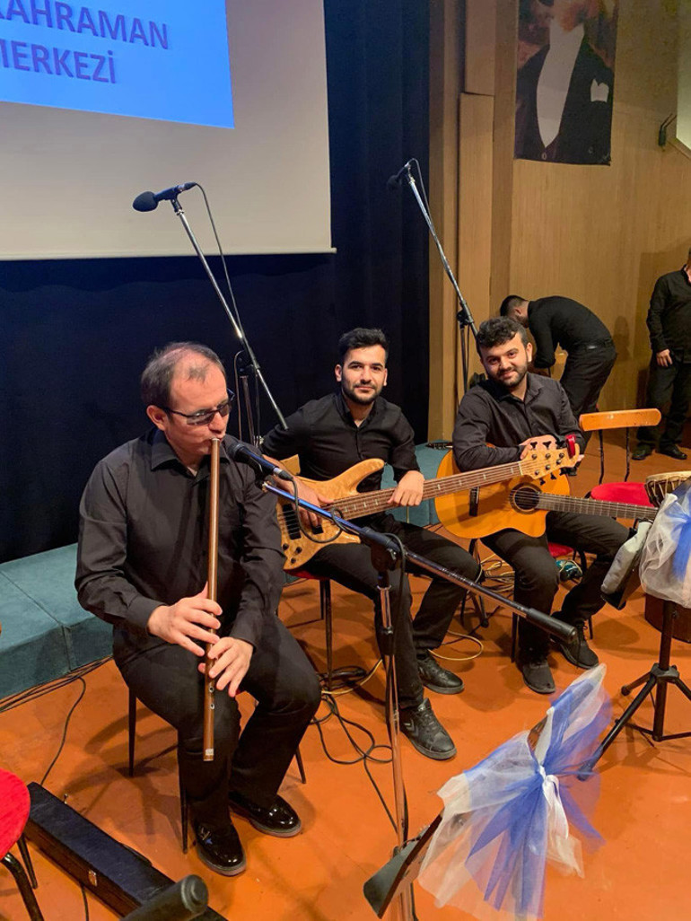 Dünyası müzik ve eğitimle aydınlanıyor... Nota okuyamazsın dediler öğretmen ve müzisyen oldu