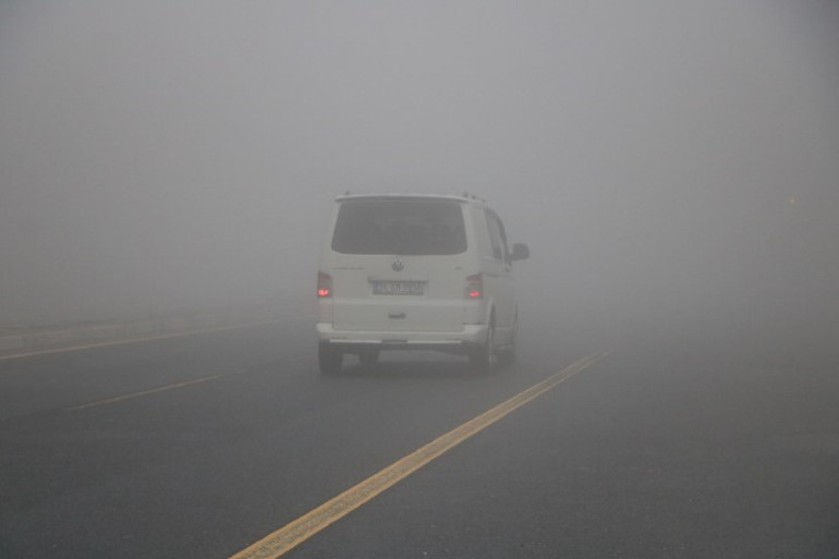 Sürücüler dikkat: Sis bastırdı, görüş mesafesi 25 metreye düştü