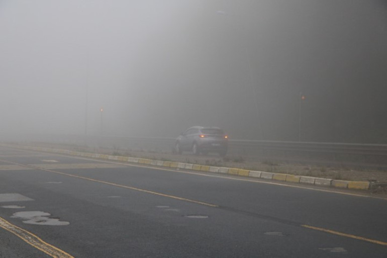 Sürücüler dikkat: Sis bastırdı, görüş mesafesi 25 metreye düştü