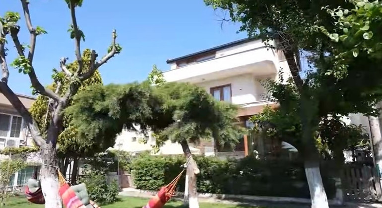 Esra Ezmeci gösterişten uzak evinin kapılarını açtı