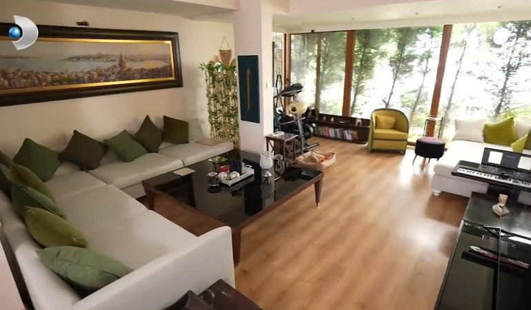 Esra Ezmeci gösterişten uzak evinin kapılarını açtı