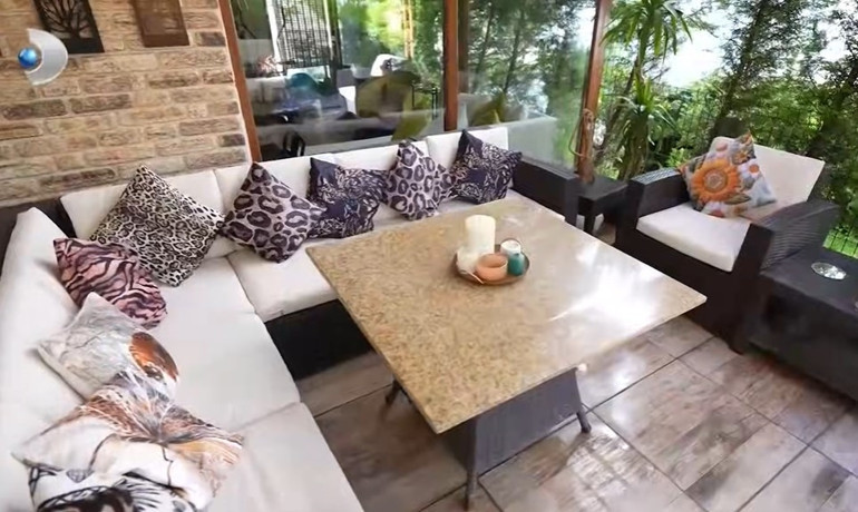 Esra Ezmeci gösterişten uzak evinin kapılarını açtı