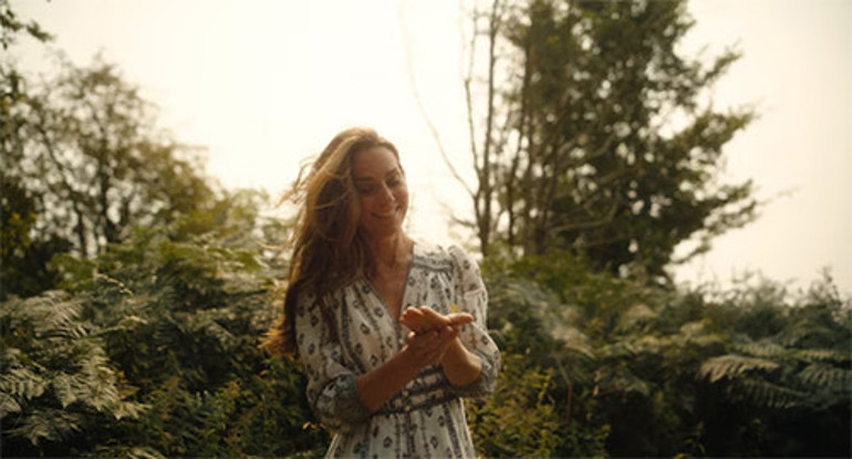 Ona İngiliz gülü diyorlardı...Türk lokumu ve mango kokulu bir gül oldu... Pembe pembe bahçelerde açıyor