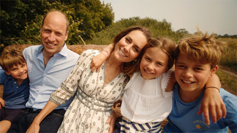 Ona İngiliz gülü diyorlardı...Türk lokumu ve mango kokulu bir gül oldu... Pembe pembe bahçelerde açıyor